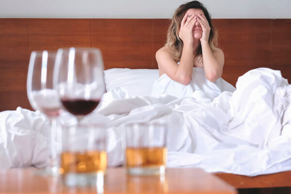 Последствия алкоголя: женщина в кровати