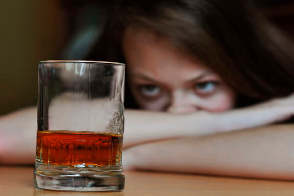 Женщина и стакан алкоголя